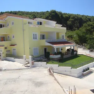 https://vila-ana-mirela.hotels-in-trogir.com
